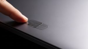 The Midnight color fingerprint issue is a key design point in this MacBook Air M3 review.